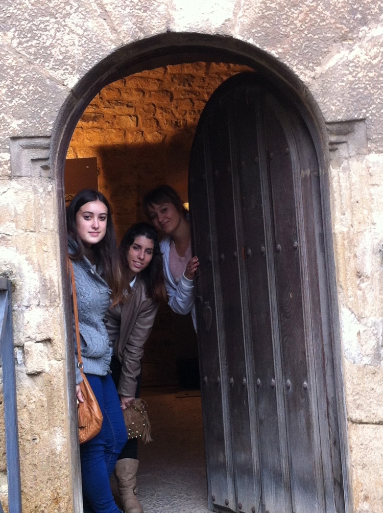 Abrindo puertas en la torre medieval de Salas